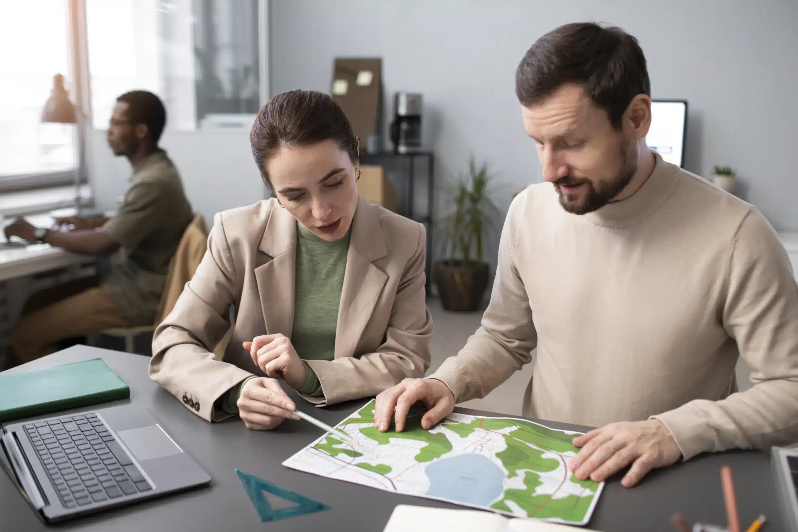Monitoramento ambiental com drone - vista aérea de floresta e rio